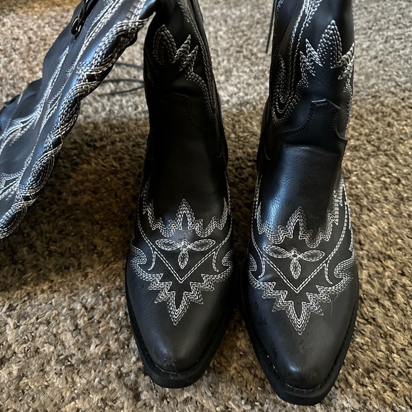 Over the knee boots 🤠 lace up back 🖤 - Picture 5 of 6